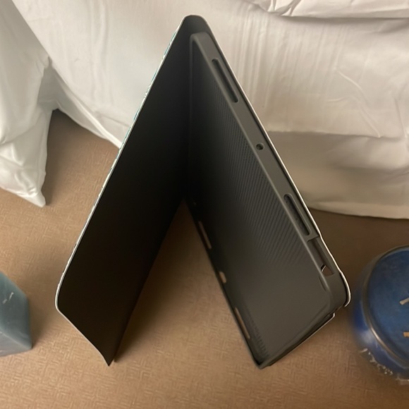 NWT Apple iPad cover, 5th generation 2020-2022. Never been used. Fits 10.9 inch. - Picture 8 of 16